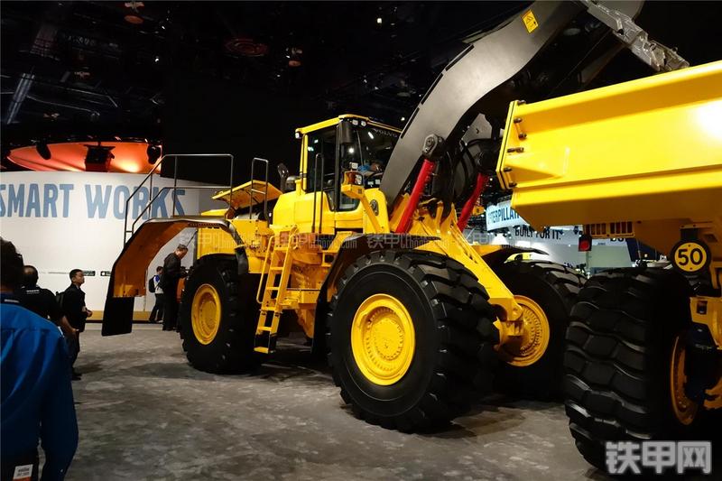 沃尔沃L350F装载机整机外观