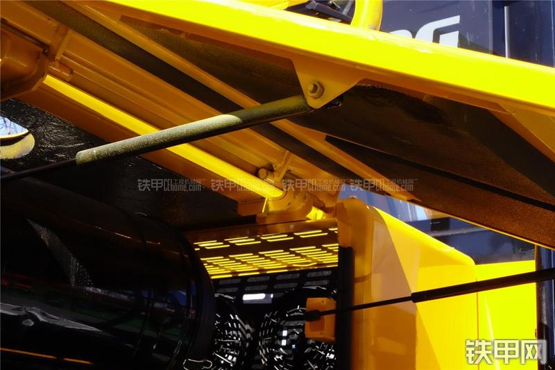 龙工CDM835装载机局部