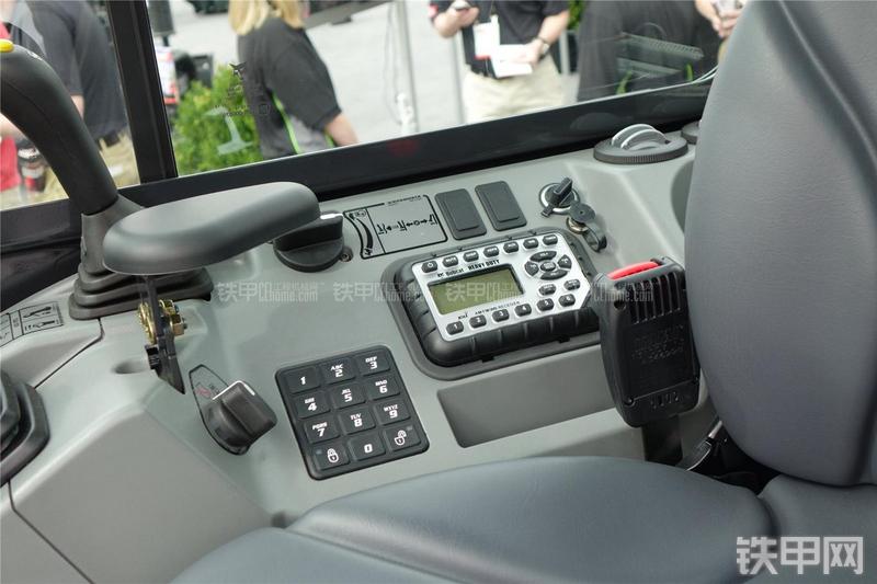 山猫E55挖掘机局部