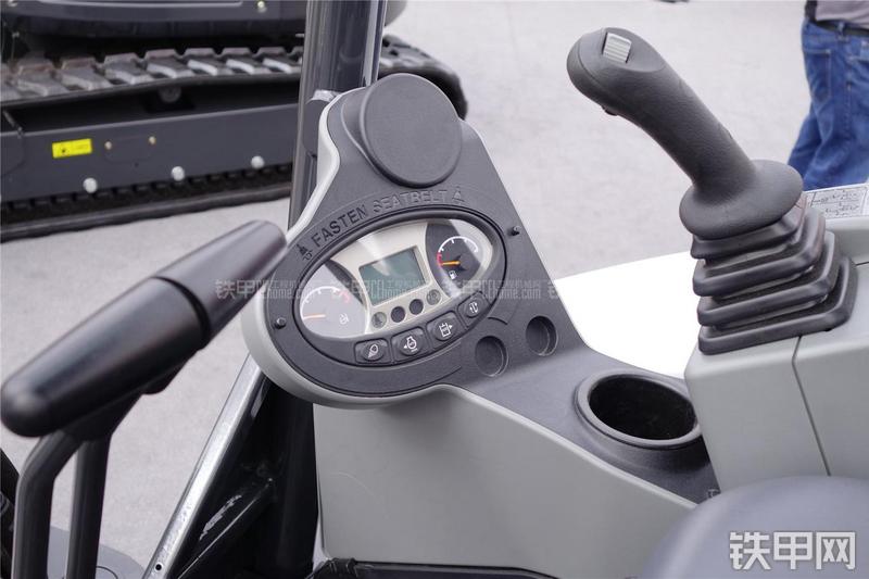 山猫E35i挖掘机局部