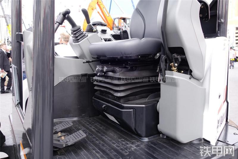 山猫E35i挖掘机局部