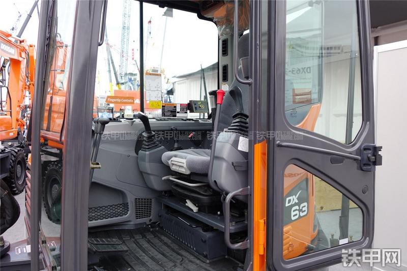 迪万伦DX63-3挖掘机局部