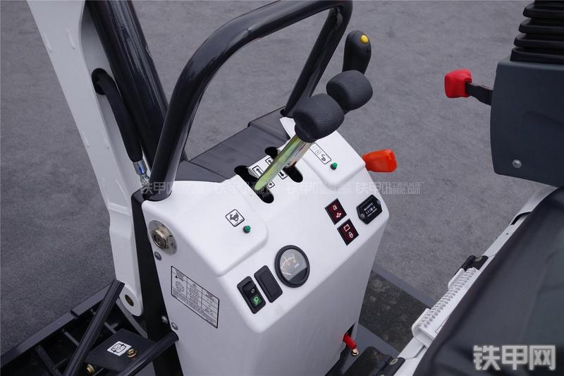 山猫418挖掘机局部