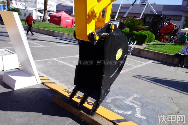 龙工CDM6150挖掘机局部