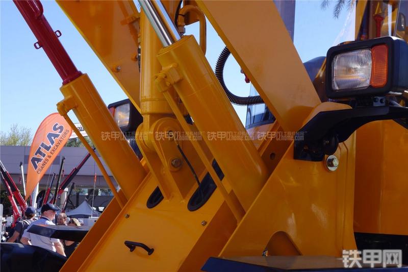 龙工CDM835装载机局部