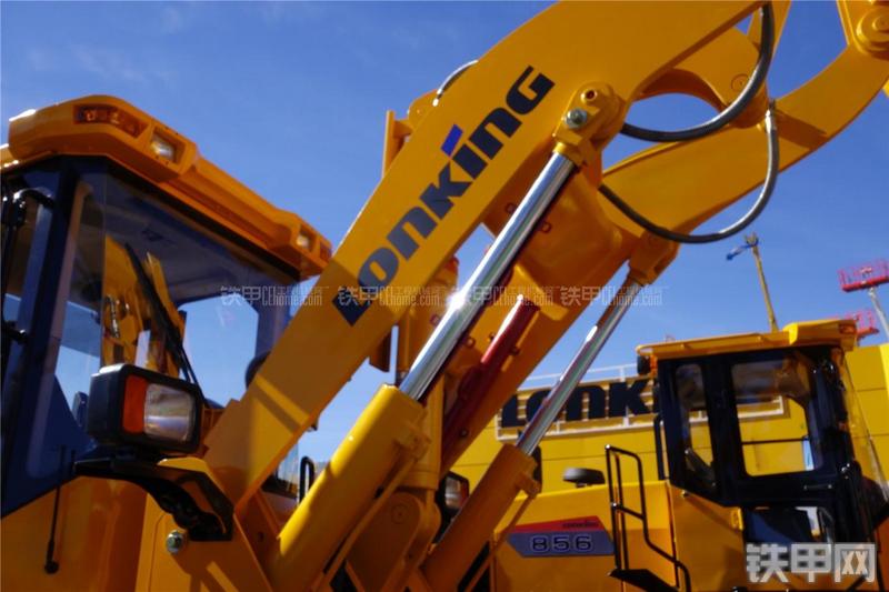 龙工CDM835装载机局部