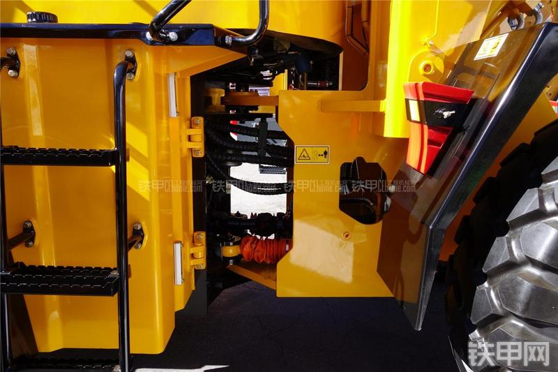 龙工CDM856装载机局部