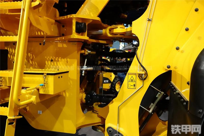 沃尔沃L350F装载机局部