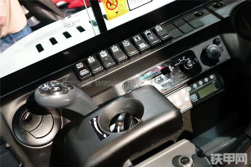 竹内TB240挖掘机局部