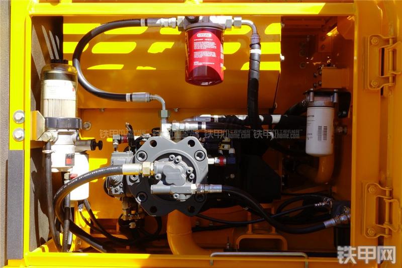 龙工CDM6235挖掘机局部