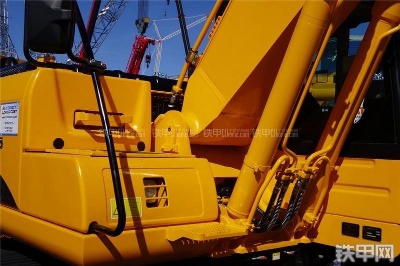 龙工CDM6235挖掘机局部