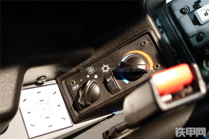 竹内TL8滑移装载机局部