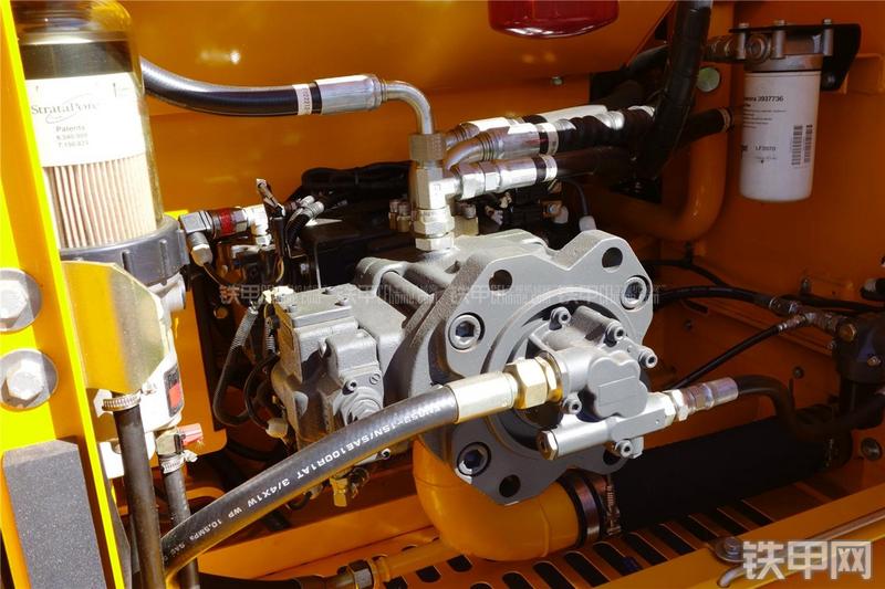 龙工CDM6235挖掘机局部