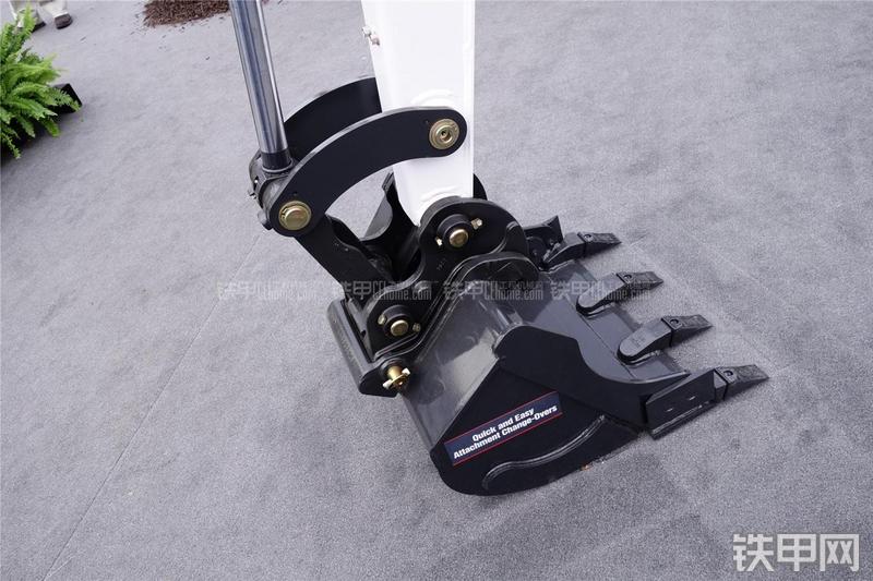 山猫E35i挖掘机局部