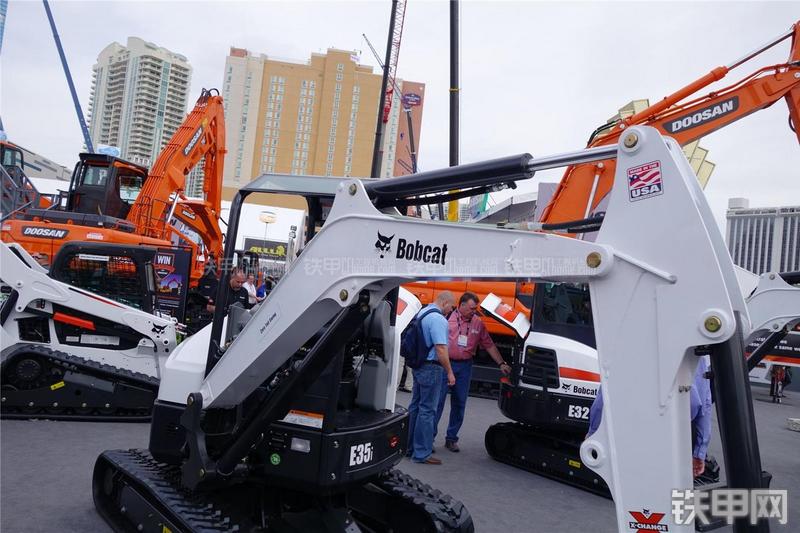 山猫E35i挖掘机整机外观