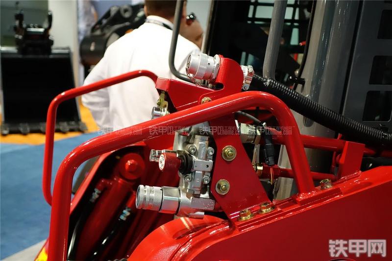 竹内TL8滑移装载机局部