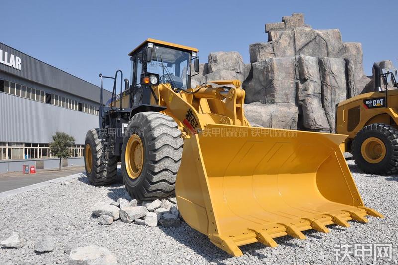 山工SEM650B装载机整机外观