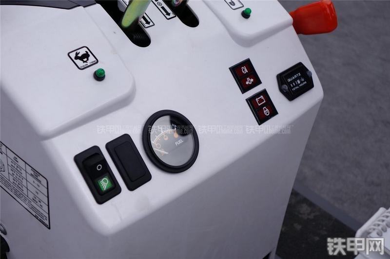 山猫418挖掘机局部