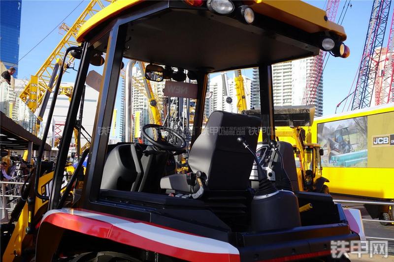 杰西博3CX挖掘装载机局部