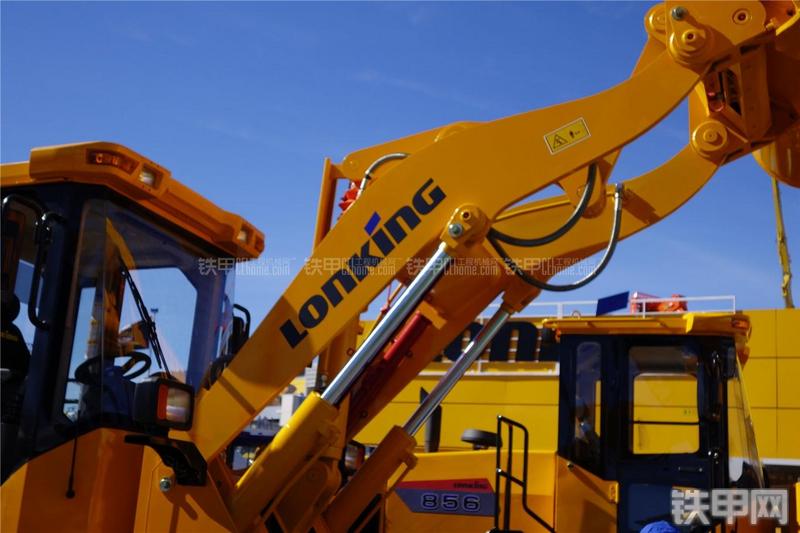 龙工CDM835装载机局部