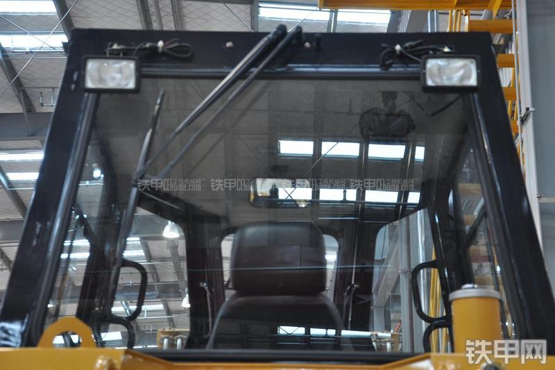 山工SEM816推土机局部