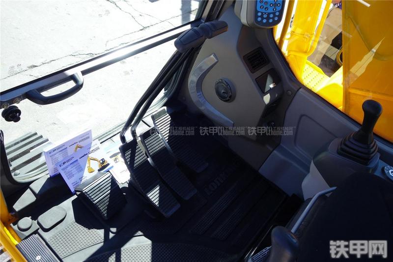 龙工CDM6150挖掘机局部