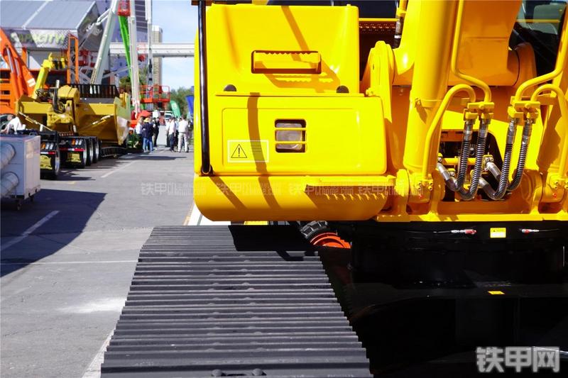 龙工CDM6235挖掘机局部