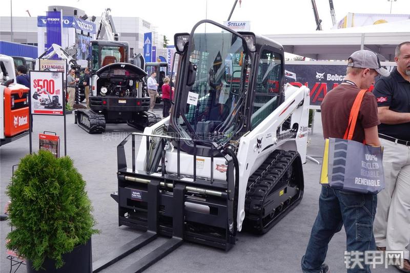 山猫T450滑移装载机整机外观