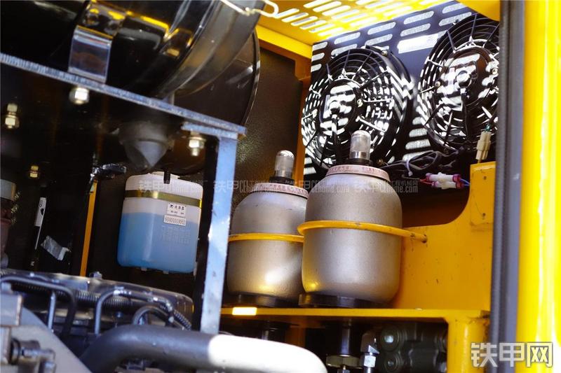 龙工CDM835装载机局部