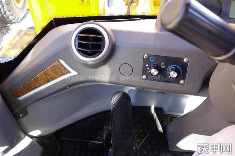 龙工CDM856装载机局部