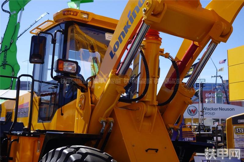 龙工CDM856装载机局部