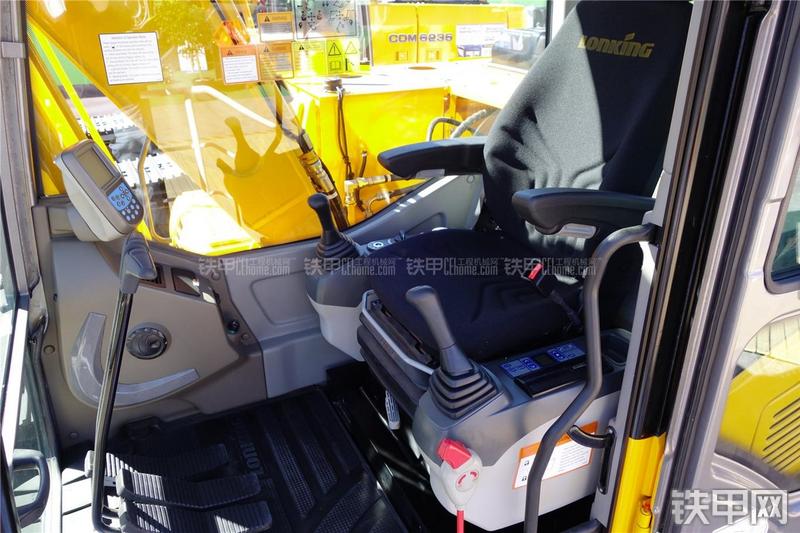 龙工CDM6150挖掘机局部