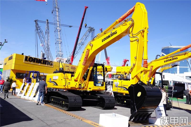 龙工CDM6235挖掘机整机外观