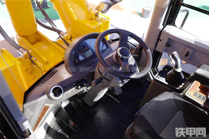 龙工CDM856装载机局部