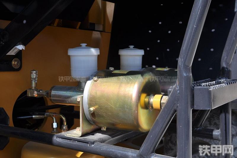 山工SEM650B装载机局部