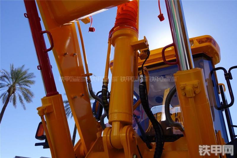 龙工CDM835装载机局部