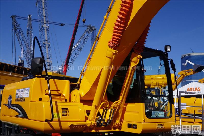 龙工CDM6235挖掘机局部