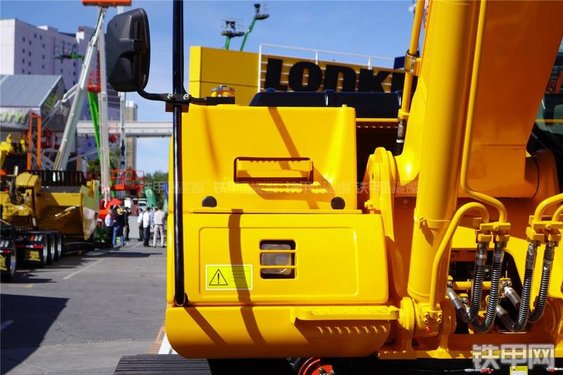 龙工CDM6235挖掘机局部