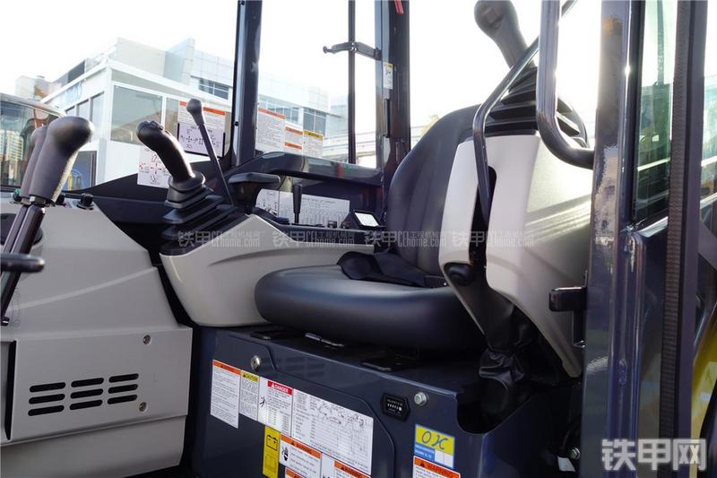 神钢SK55SRX-6E挖掘机局部