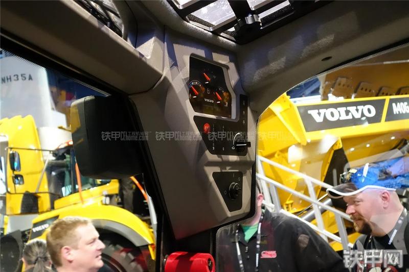 沃尔沃MC70C滑移装载机局部