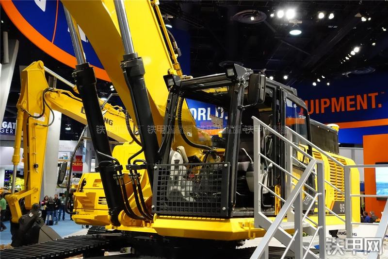 龙工950E挖掘机局部