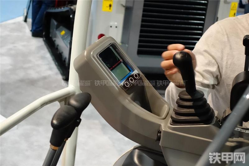 竹内TB216挖掘机局部