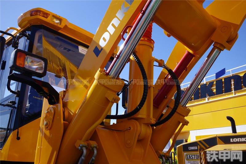 龙工CDM856装载机局部