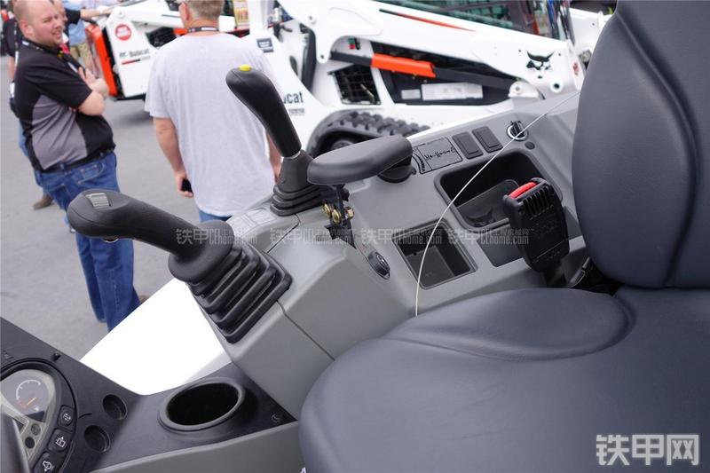 山猫E35i挖掘机局部