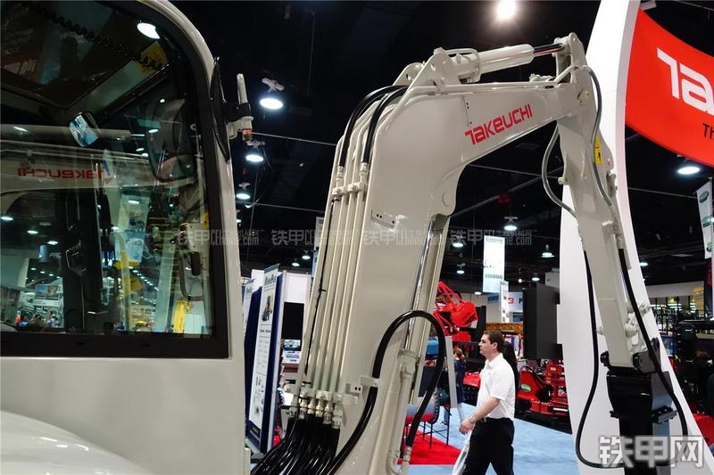 竹内TB240挖掘机局部