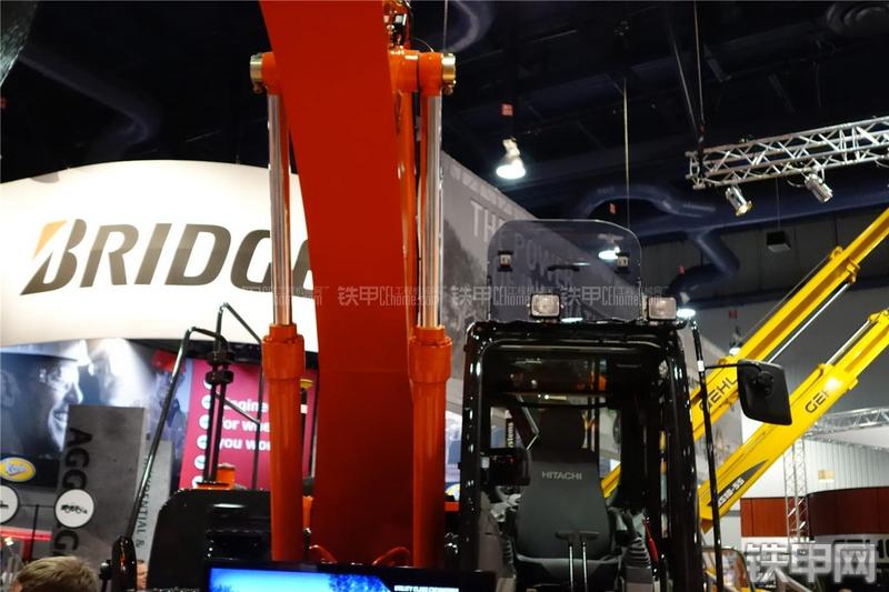 日立ZX210LC-5挖掘机局部