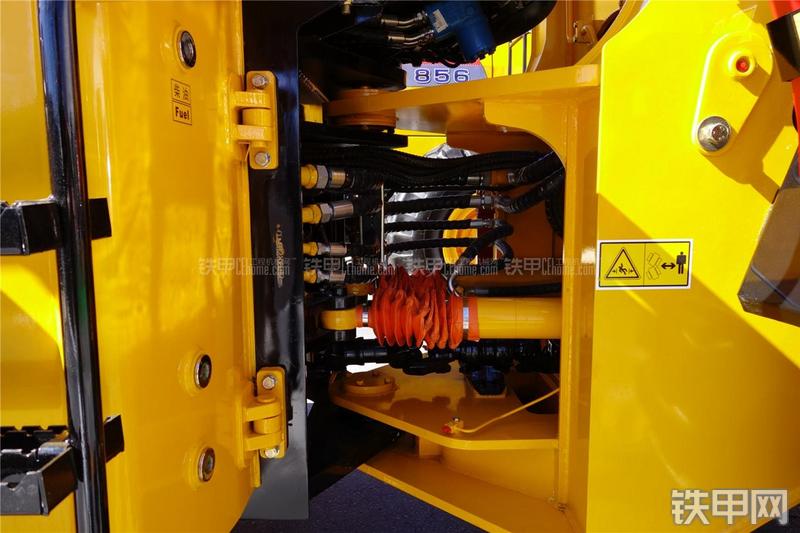 龙工CDM835装载机局部