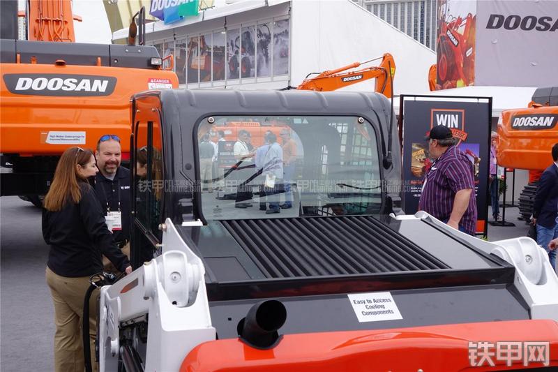 山猫T450滑移装载机局部