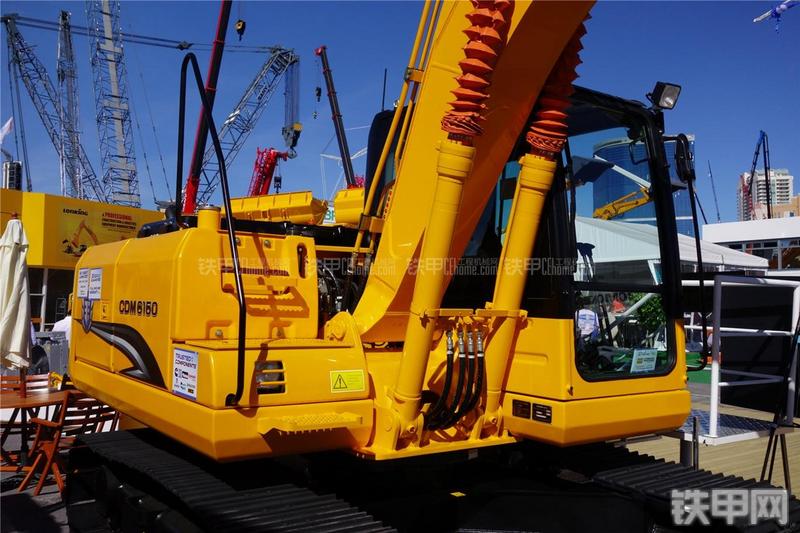 龙工CDM6150挖掘机局部