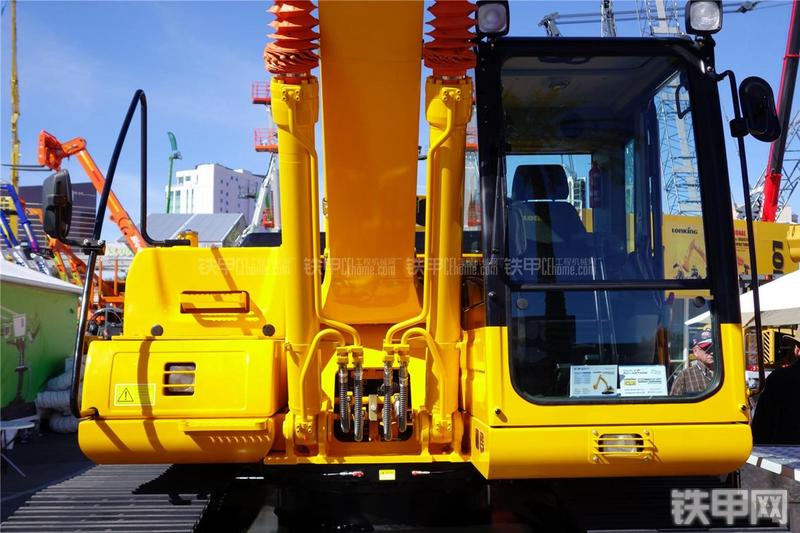 龙工CDM6235挖掘机局部